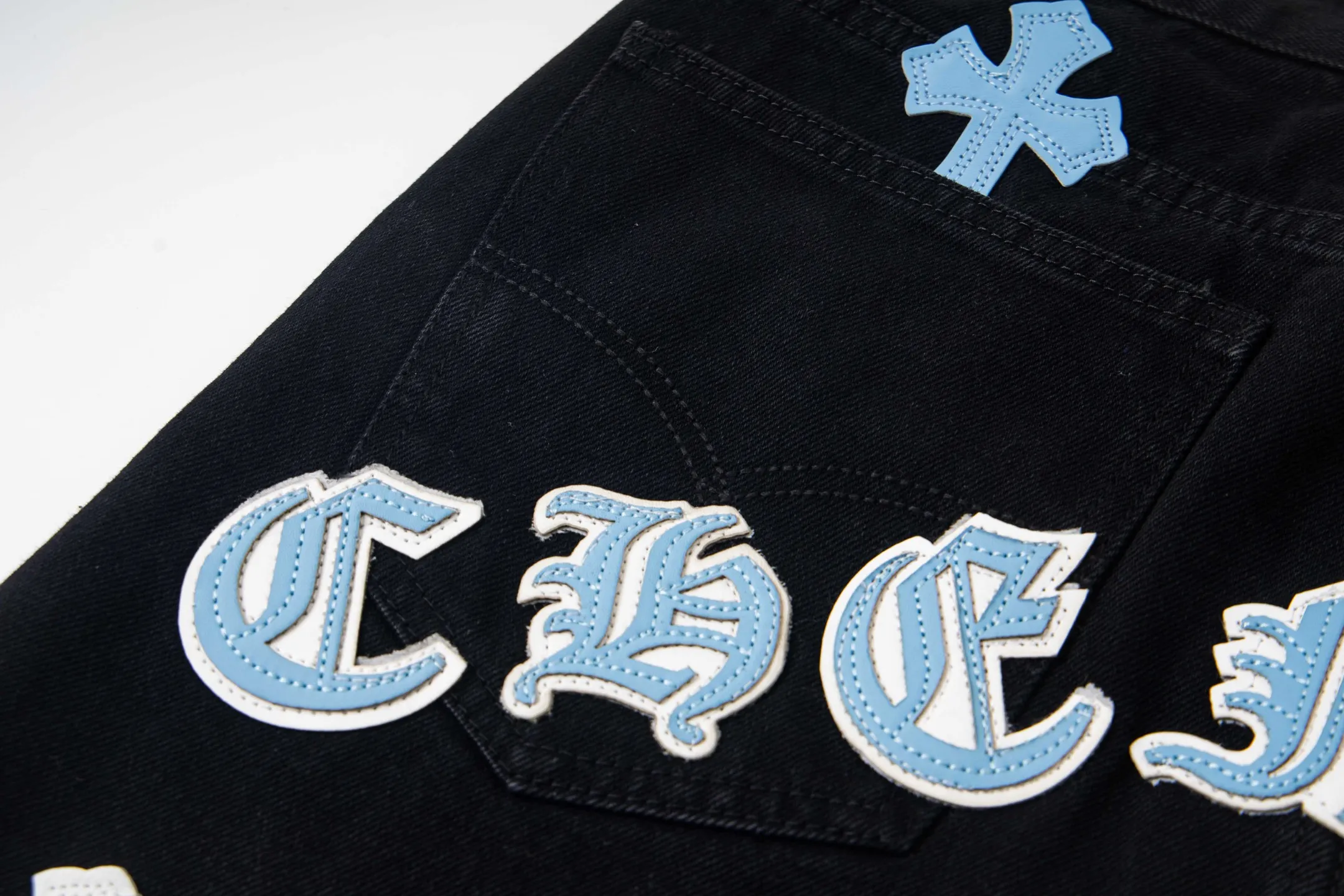 P260 Chrome Hearts Black Pants, Sanskrit Blue and White Multi-Leather Jeans. CH jeans need to be washed and then disassembled and hand-stitched with sheepskin cross leather and then spliced ​​together. The whole piece has too many craftsmanship to explain. The patchwork is decorated with cross patterns and the high-waisted washed jeans! ! Absolutely high-end luxury products, god-level single products and super popular products, made with top heavy industry, a must-see magic weapon. Customized hardware. The fabric is thick and soft after washing. It has good breathability. Customized small leather label. Unique design. The details are simple and elegant, and the workmanship is exquisite. The entire trousers are neatly routed and the details are in place! It’s so cool that both men and women can easily control the genderless trend! Style number: 1801# Color: black Size: 28 30 32 34